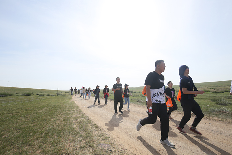 奪寶希拉穆仁徒步賽小伙伴們?cè)趨①惵猛局?>
                            <h3>奪寶希拉穆仁徒步賽小伙伴們?cè)趨①惵猛局?/h3>
                        </li>
                        <li >
                            <img src=